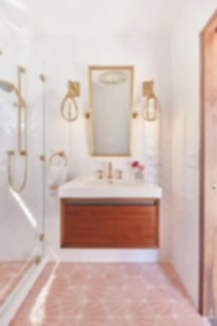 Desain kamar mandi warna pink memberikan sentuhan manis tanpa kesan norak. Hasilnya nggak nyangka jadi begini. Intip 8 foto cantiknya.
