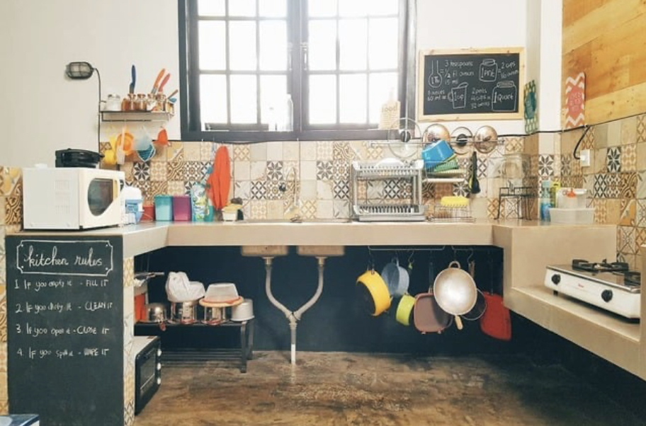 Desain dapur mungil tetap bisa rapi dengan 8 trik jitu ini sekalipun nggak ada bujet buat kitchen set. Lihat foto hasilnya yuk. 