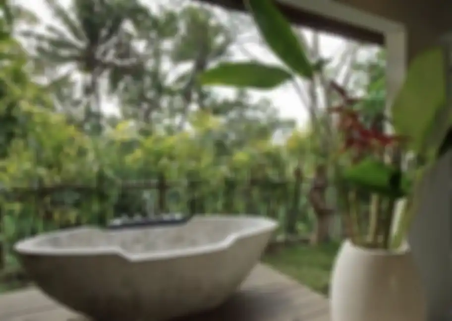 Begini desain kamar mandi outdoor minimalis yang hadirkan sensasi berbeda tanpa khawatir diintip mata nakal. Ini 7 foto aestheticnya. 