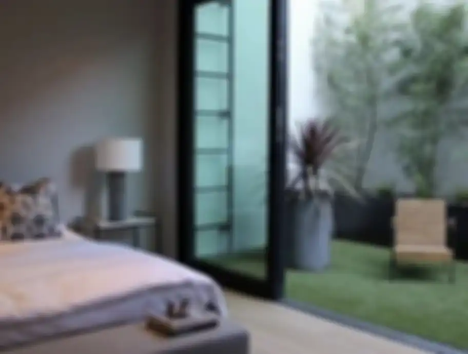 Desain kamar tidur menghadap taman ini memancarkan aura segar nan adem. Baru lihat 7 foto inspirasinya suami jadi malas kerja.