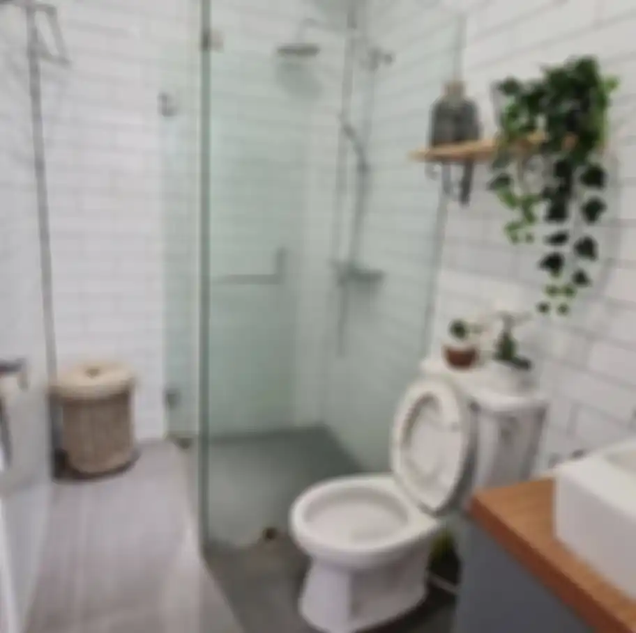 Shower bikin desain kamar mandi sempit jadi makin tampak mewah nan modern. Tapi, masih banyak yang belum percaya. Ini 7 foto hasilnya.