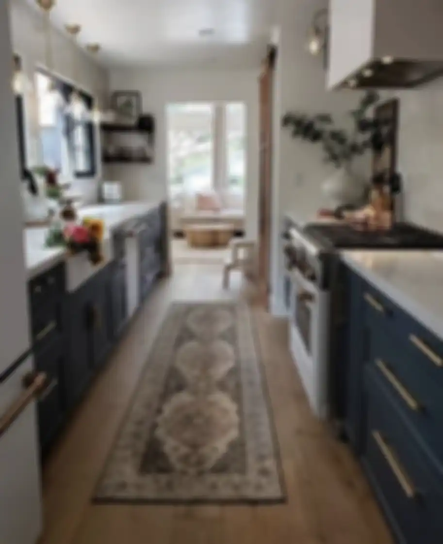 Desain dapur sempit jadi sorotan tetanga yang datangi rumah mungil. Sudah pasti nggak butuh lahan luas. Intip yuk 7 foto aplikasinya.