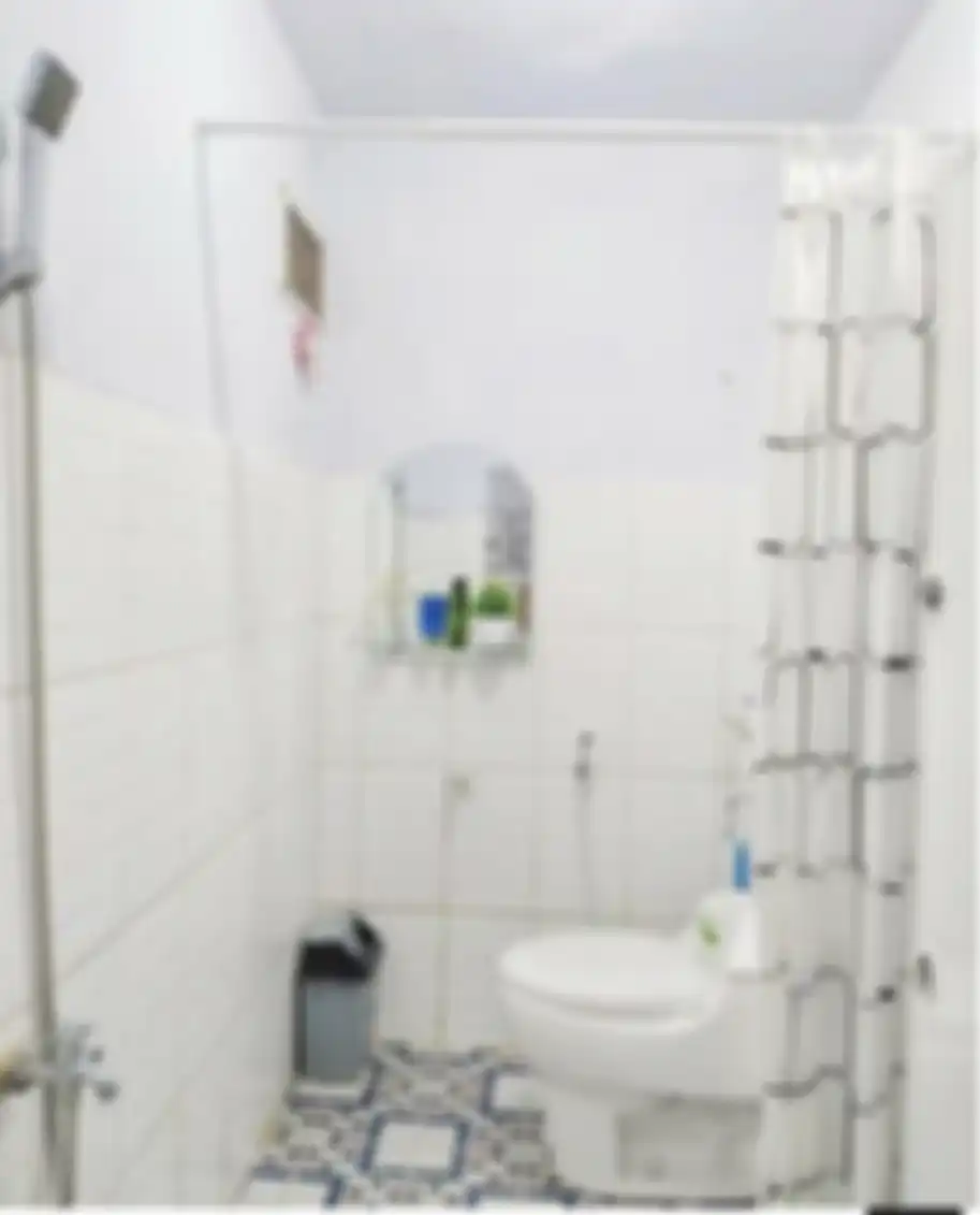 Desain kamar mandi sempit terlihat luas karena mengaplikasikan cara simpel ini. Rahasinya terbongkar. Intip 5 foto hasil aplikasinya.