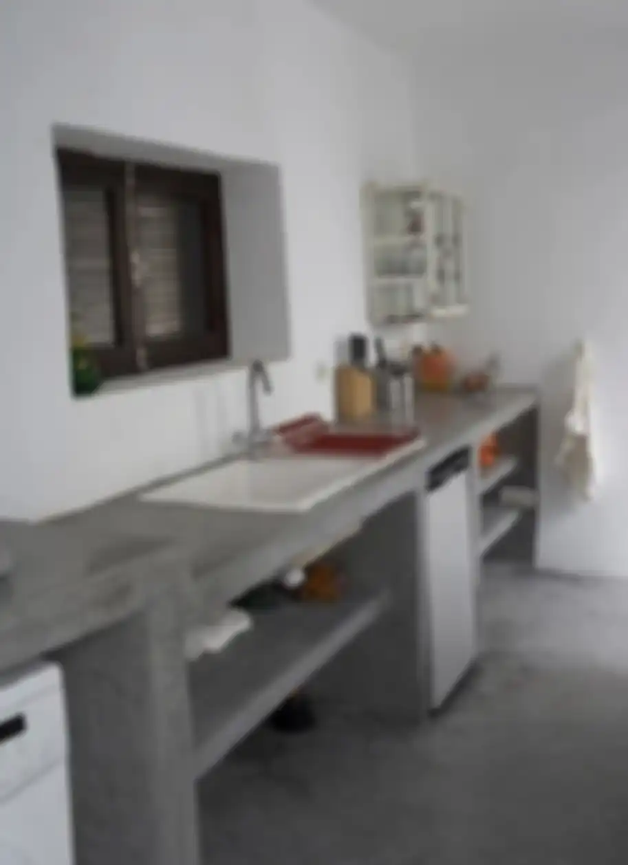 Desain meja dapur cor ini mampu memberi suasana aesthetic di area memasak. Dapur pun jadi makin berkelas. Tengok 9 foto hasilnya. 