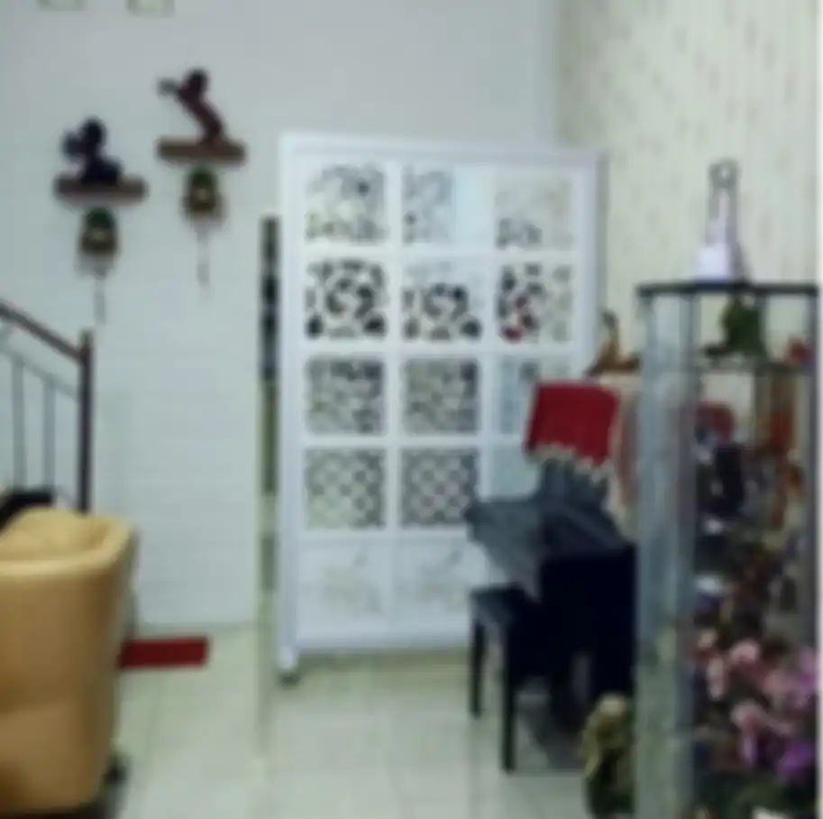 Desain sekat dapur dan ruang keluarga ini mampu memulas kesan elegan di rumah minimalis. Ini 8 foto estetiknya. 