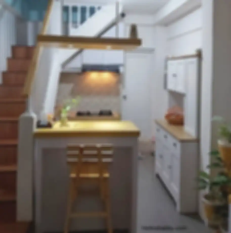 Desain dapur kecil di bawah tangga minimalis ini bikin mertua sampai ternganga. Kuncinya ada di bagian ini. Intip 6 foto rujukannya yuk.