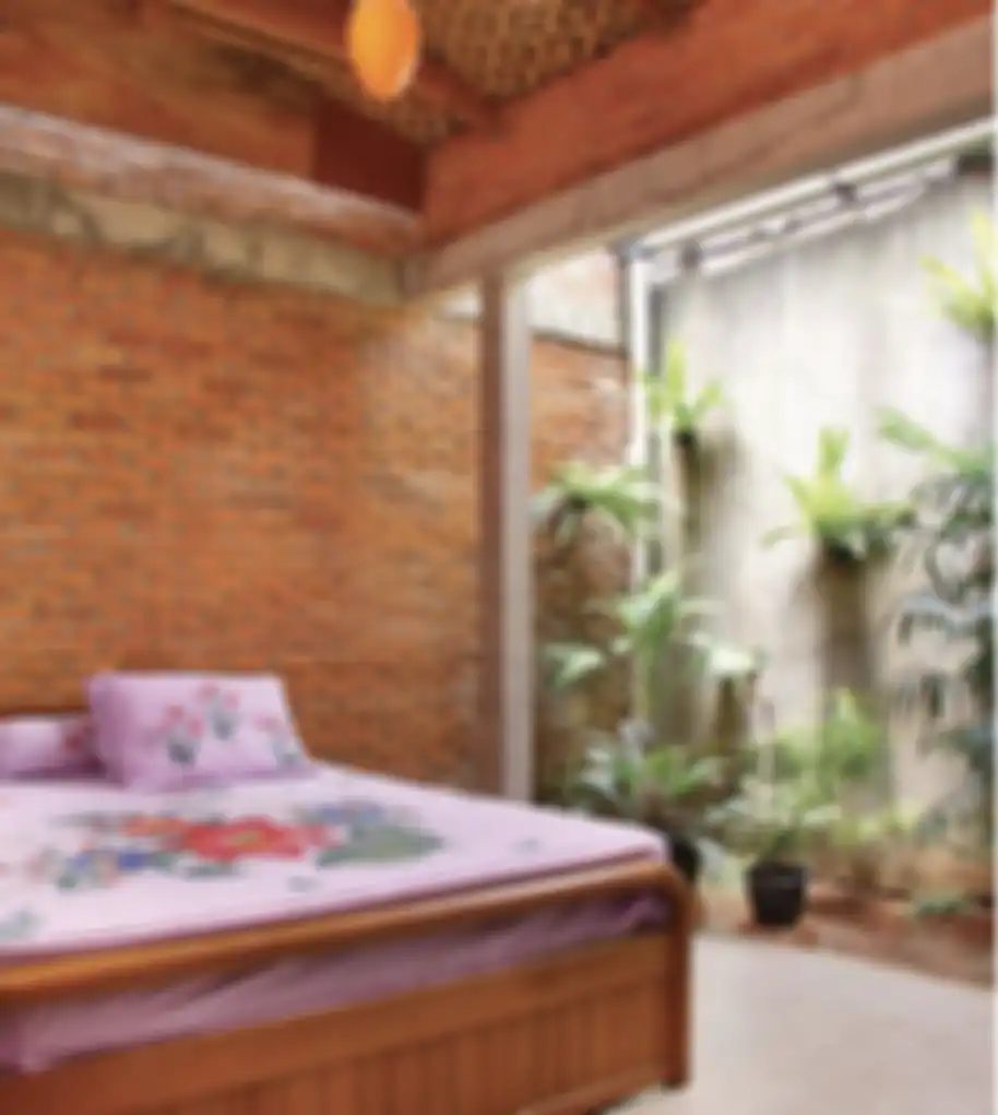 Desain kamar tidur menghadap taman ini memancarkan aura segar nan adem. Baru lihat 7 foto inspirasinya suami jadi malas kerja.