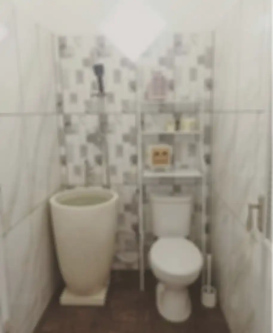 Desain kamar mandi sempit terlihat luas karena mengaplikasikan cara simpel ini. Rahasinya terbongkar. Intip 5 foto hasil aplikasinya.