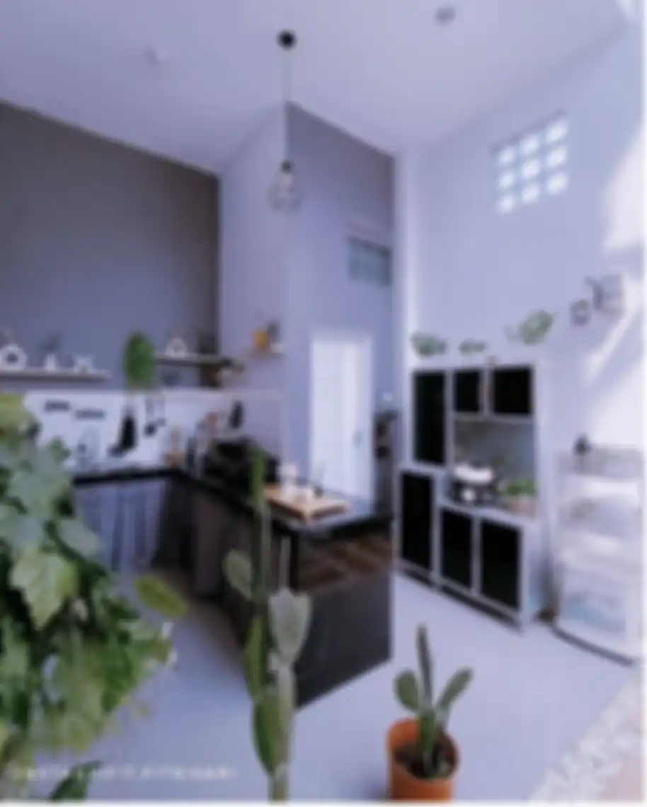 Desain dapur minimalis nan elegan ini mampu mencuri perhatian Ibu RT karena pilihan warna ini. Bukan lagi putih. Ini foto tampilan hasilnya.