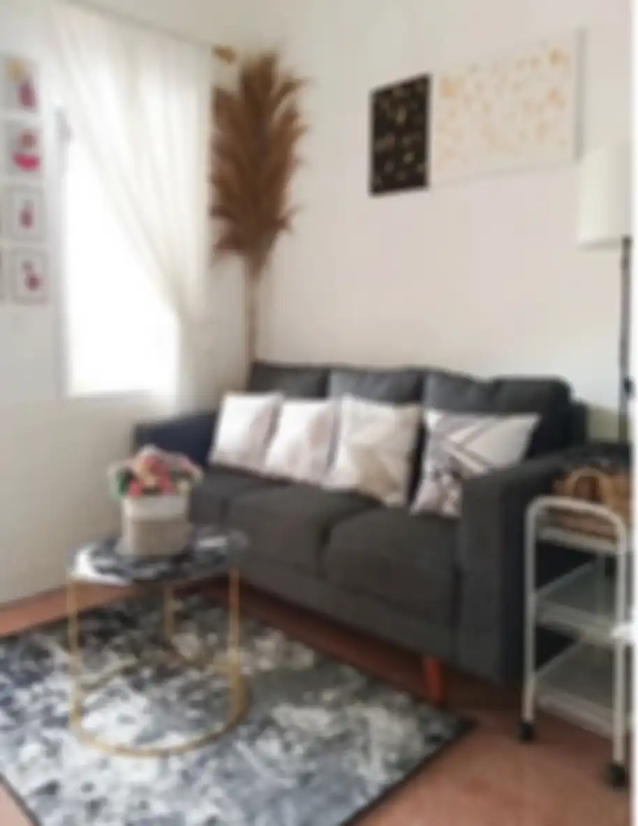 Desain ruang tamu sempit tampak luas menjadi andalan pemilik rumah minimalis. Ini foto buktinya. Istri pun tambah percaya diri.