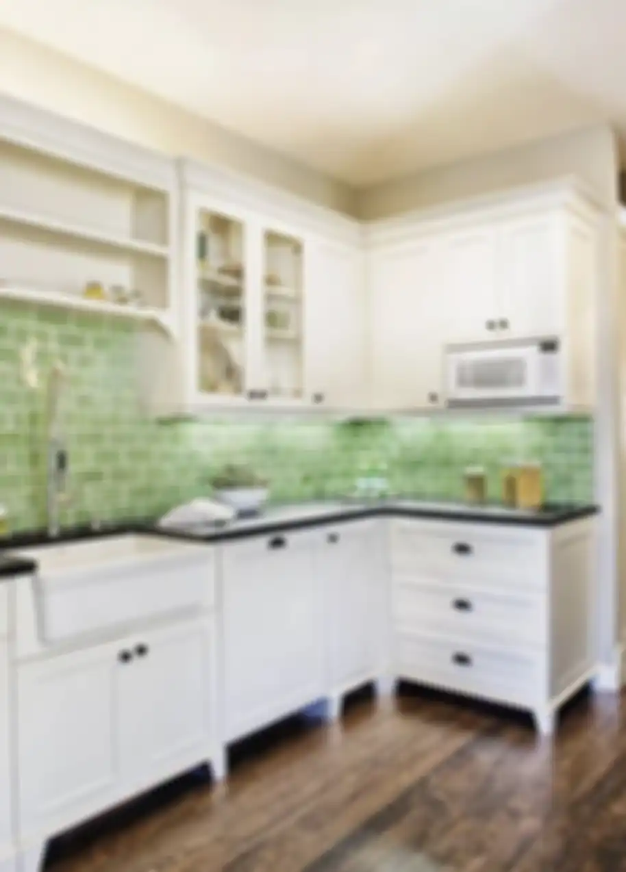 Desain dapur sempit tampak makin kinclong nan lapang. Kombinasi warna cat ini jadi kunci. Intip 7 foto hasilnya. 