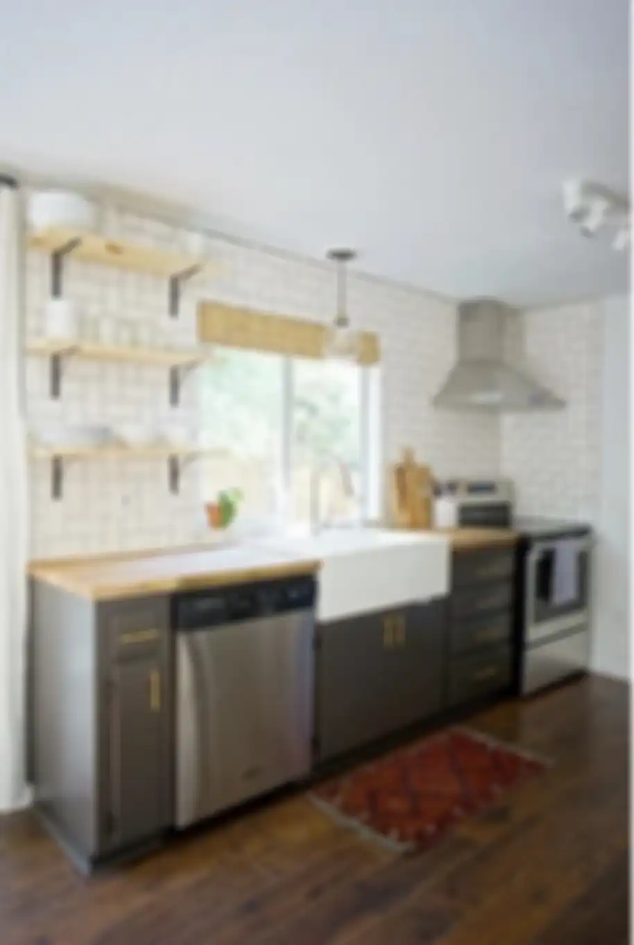 Desain dapur mungil berpadu anggun di lahan sempit rumah minimalis bikin mata Ibu-ibu arisan nyaris tak berkedip. Ini 7 foto hasil aplikasinya.