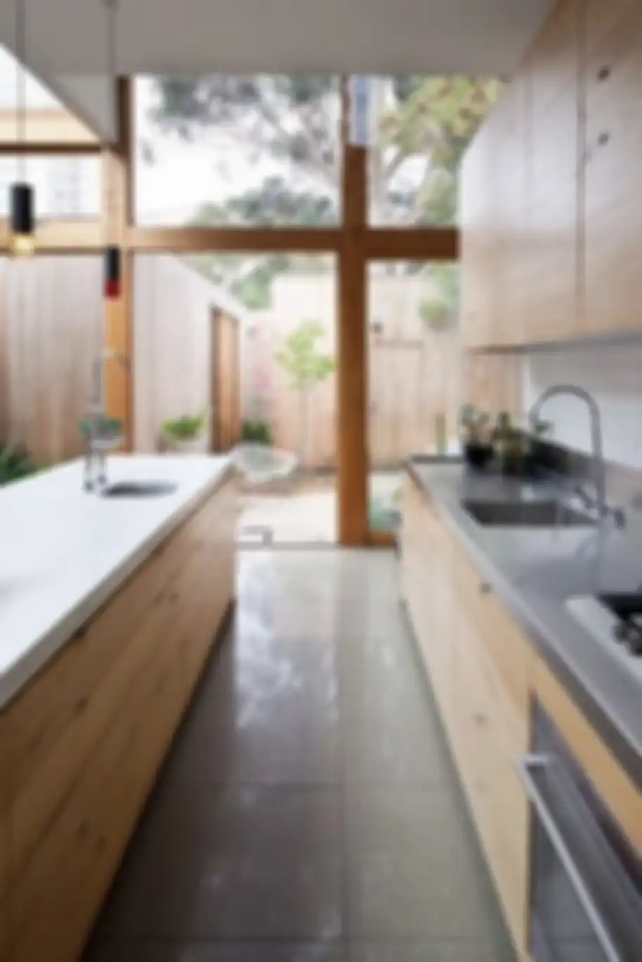Mood istri untuk memasak langsung naik usai disodori foto aesthetic desain meja dapur kayu sederhana. Rasa nyaman hadir di area idaman.