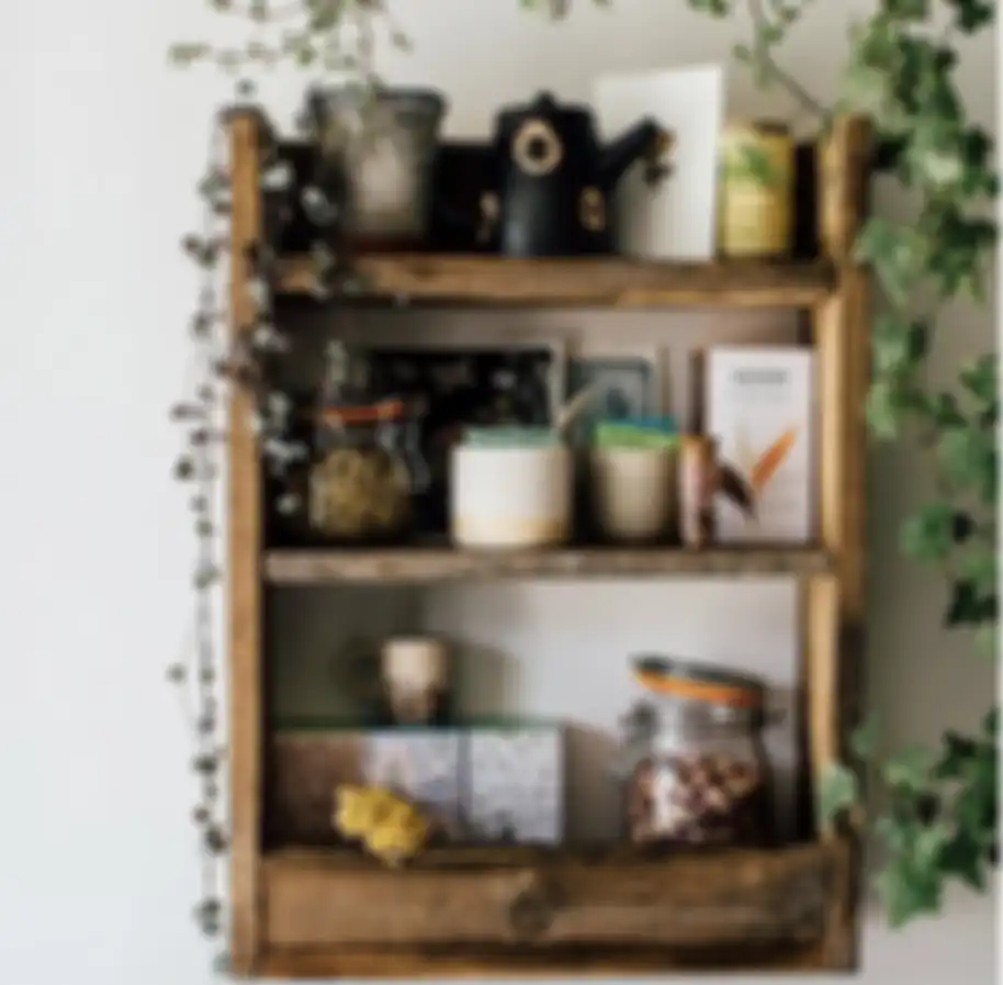 Ibu-ibu bisa mencoba memasang rak dinding minimalis model begini. Hasilnya, dapur mungil tampak kian cantik di foto ini.