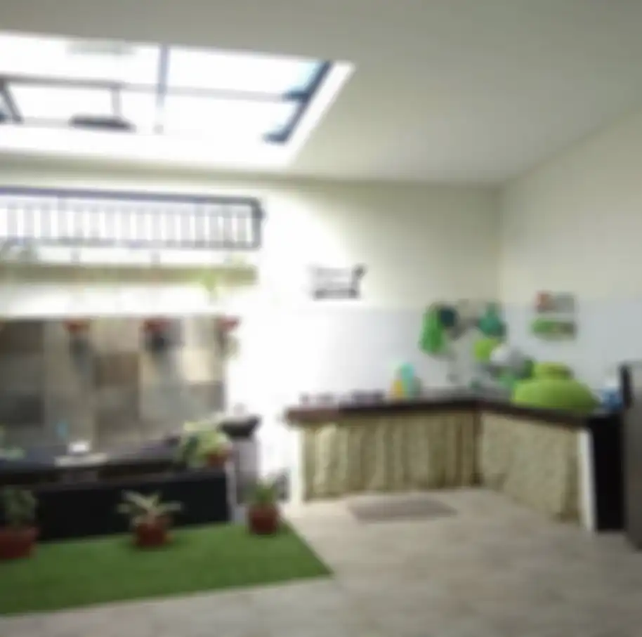 Desain dapur menyatu dengan taman mampu mengusir kesan pengap. Wajah istri dibikin semringah. Ini 7 foto estetiknya. 