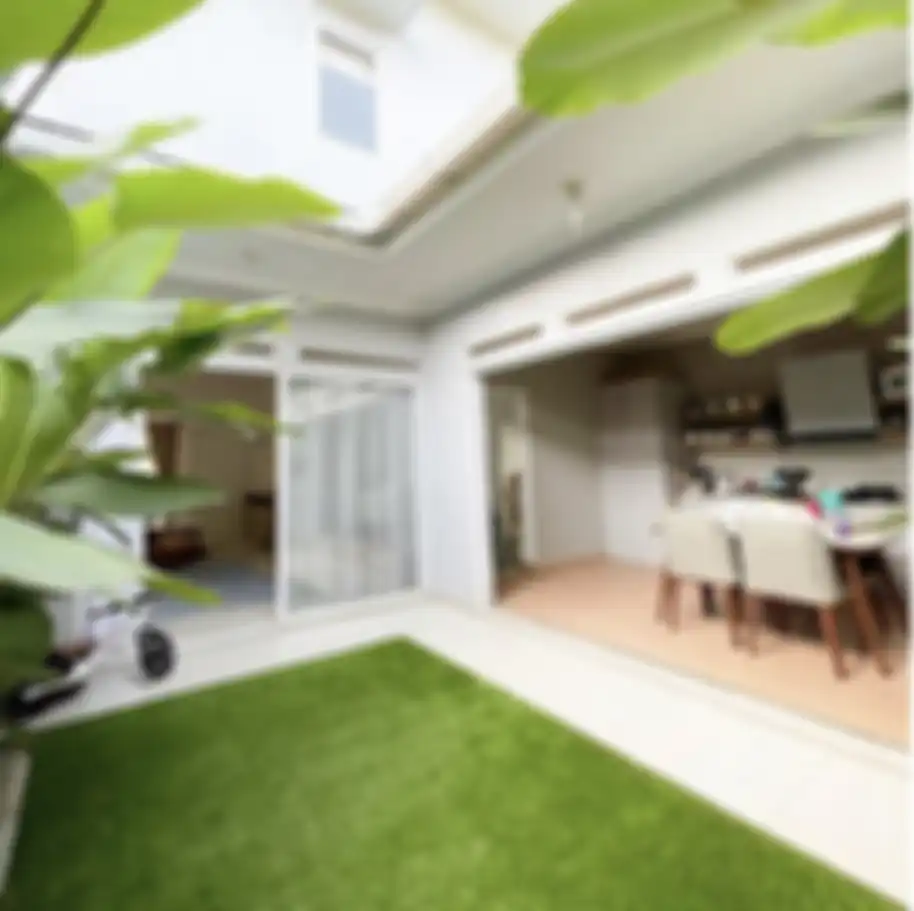 Desain dapur menyatu dengan taman mampu mengusir kesan pengap. Wajah istri dibikin semringah. Ini 7 foto estetiknya. 
