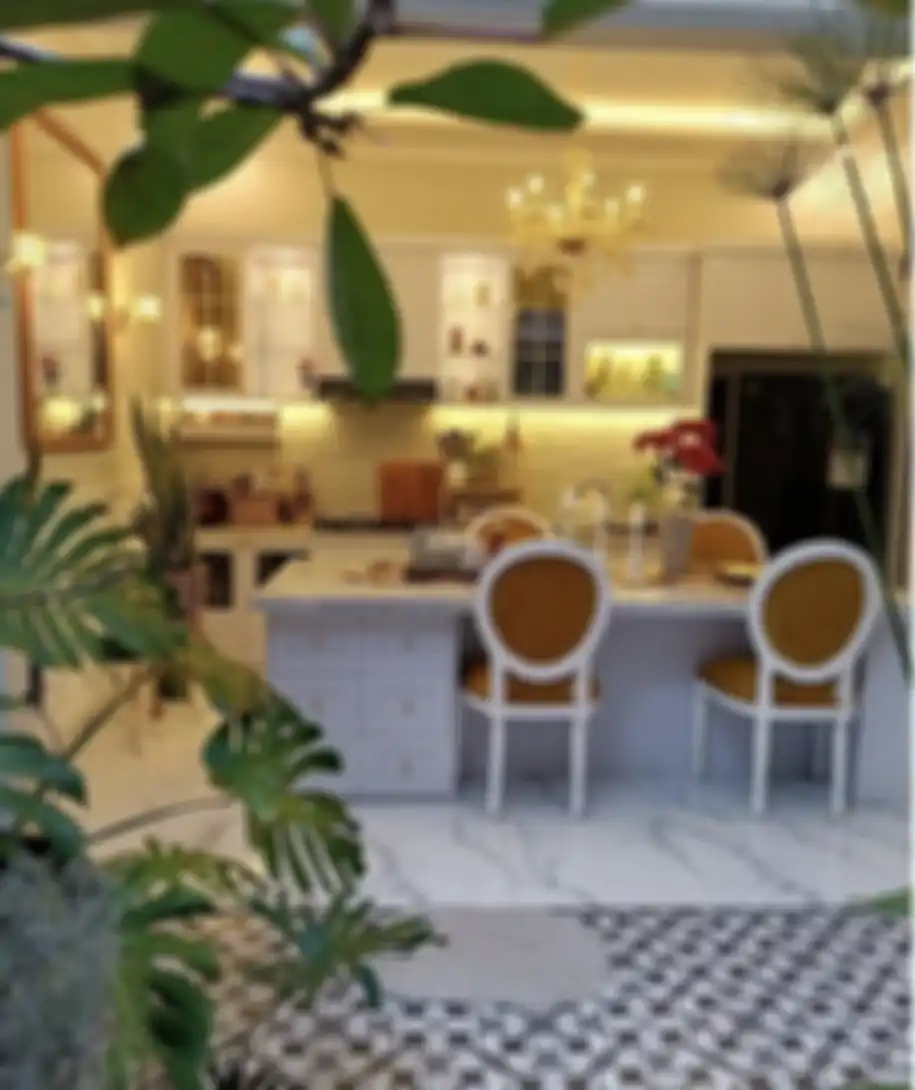 Desain dapur menyatu dengan ruang makan terbuka ini mencuri hati Ibu-ibu. Kesannya lapang nan estetik. Lihat 7 foto hasil aplikasinya.