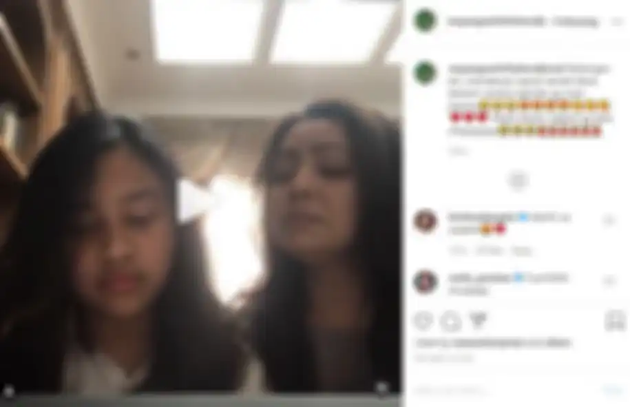 Mayangsari bermain piano dan bernyanyi bersama sang putri