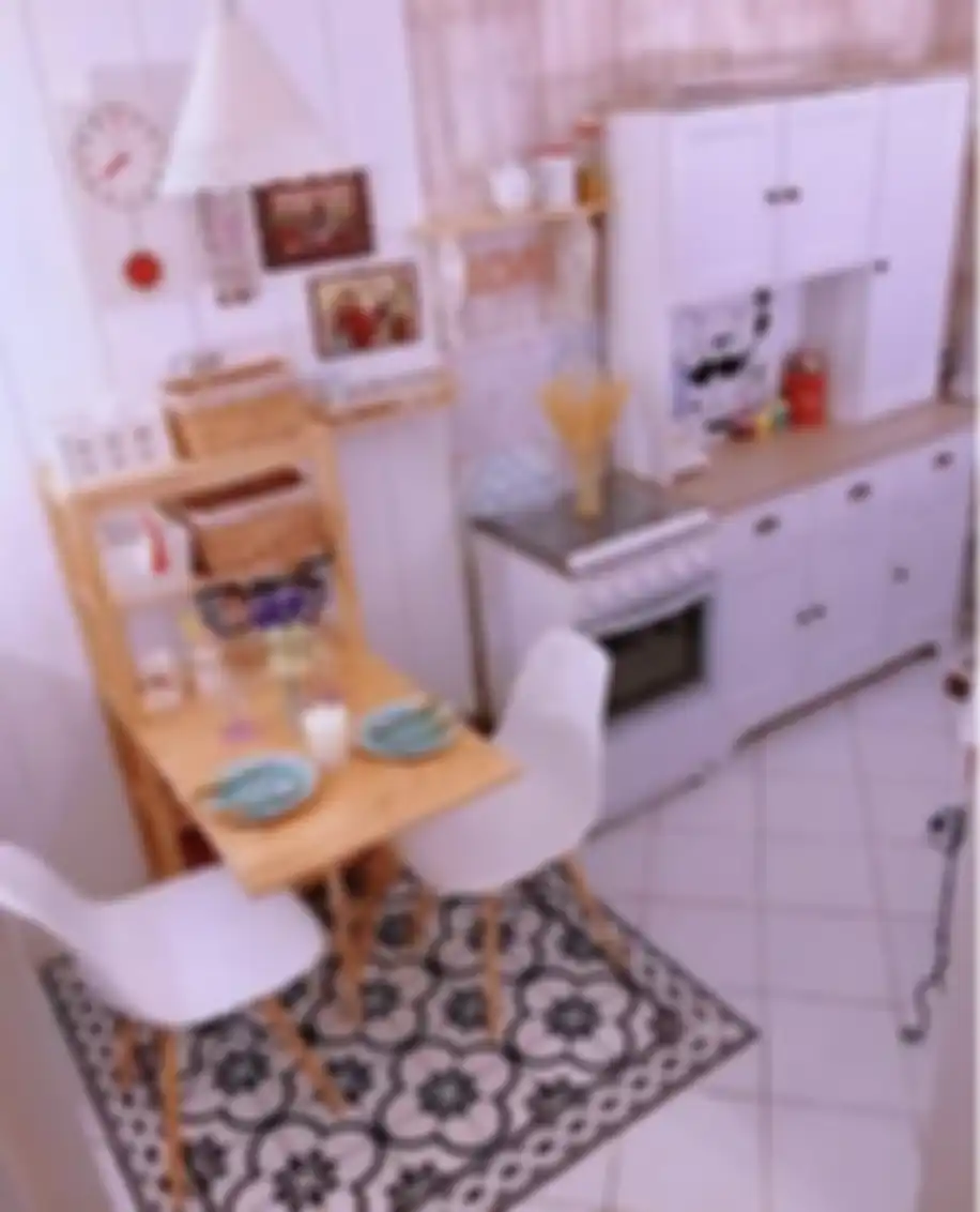 Desain meja makan mengubah aura dapur sempit menjadi hangat nan nyaman. Intip yuk 6 foto hasil aplikasinya. 