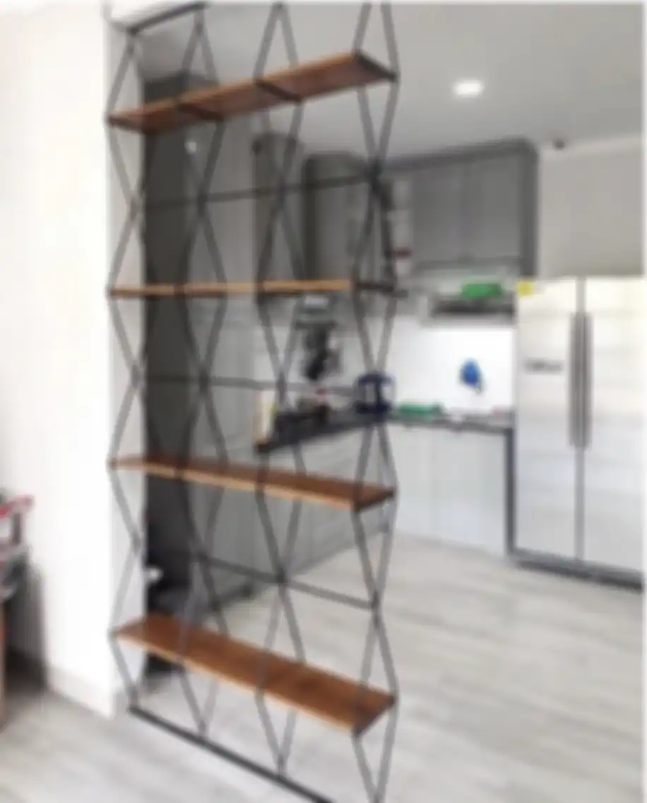 Desain sekat dapur dan ruang keluarga ini mampu memulas kesan elegan di rumah minimalis. Ini 8 foto estetiknya. 
