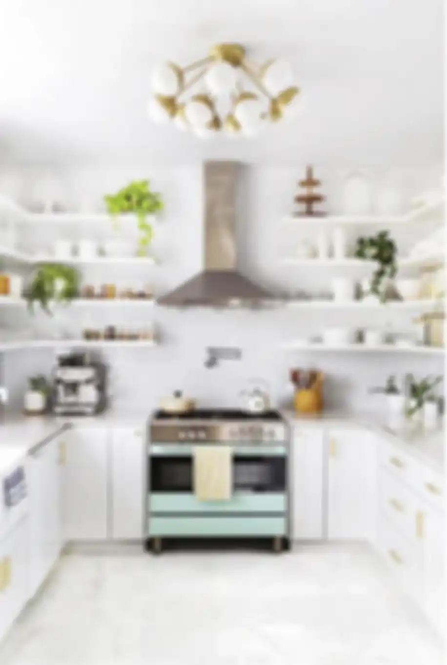 Desain dapur sempit tampak makin kinclong nan lapang. Kombinasi warna cat ini jadi kunci. Intip 7 foto hasilnya. 