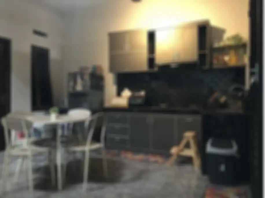 Desain dapur minimalis nan elegan ini mampu mencuri perhatian Ibu RT karena pilihan warna ini. Bukan lagi putih. Ini foto tampilan hasilnya.