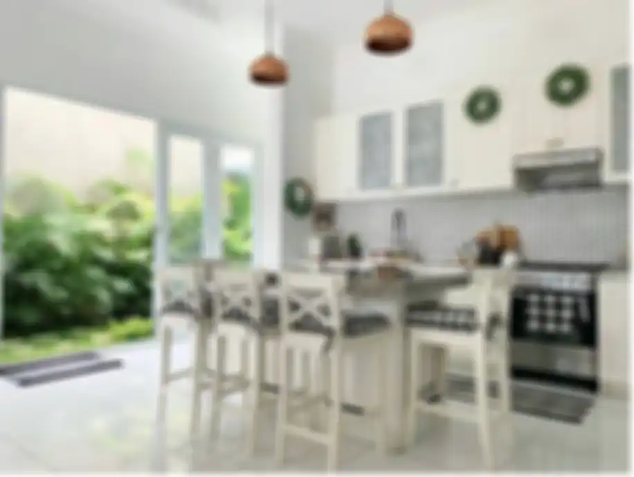 Desain dapur menyatu dengan ruang makan terbuka ini mencuri hati Ibu-ibu. Kesannya lapang nan estetik. Lihat 7 foto hasil aplikasinya.