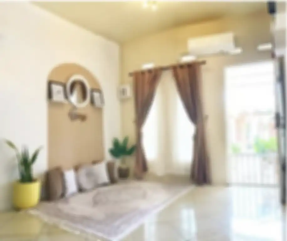 Ini 9 foto desain ruang tamu lesehan yang bikin Ibu-ibu kompleks ketagihan dibuatkan acara kumpul. Rumah mungil kian aesthetic. 