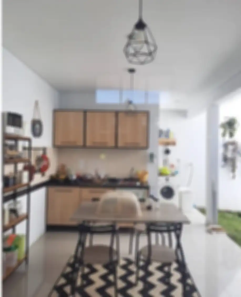 Desain dapur menyatu dengan ruang makan terbuka ini mencuri hati Ibu-ibu. Kesannya lapang nan estetik. Lihat 7 foto hasil aplikasinya.