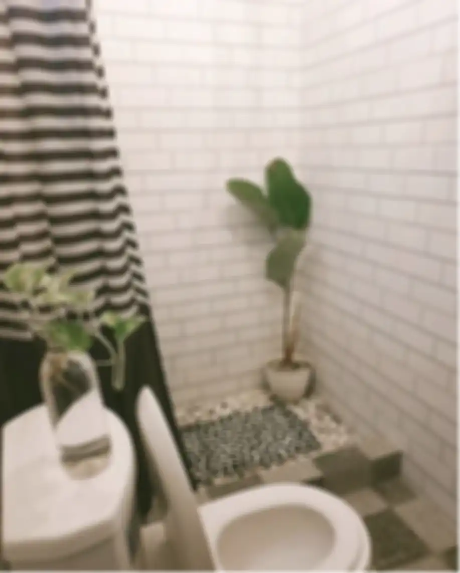 Desain kamar mandi sempit di rumah type 36 ini tak lagi sumpek cuma dengan menghilangkan benda ini. Lihat 9 foto hasilnya.