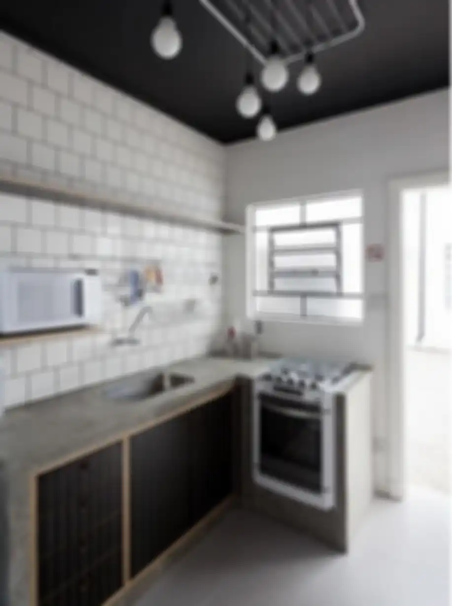 Desain meja dapur cor ini mampu memberi suasana aesthetic di area memasak. Dapur pun jadi makin berkelas. Tengok 9 foto hasilnya. 