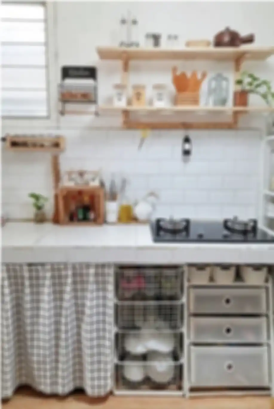 Desain dapur sederhana ini bikin kolong dapur menjadi tampak bersih nan rapi. Intip foto estetiknya. Alamak cantiknya ya!