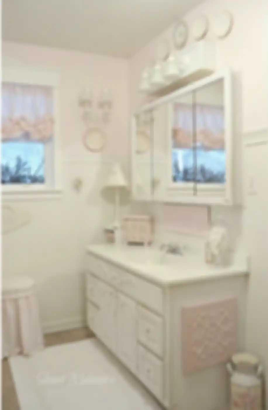 Desain kamar mandi aesthetic gaya shabby chic dijamin bikin istri rajin posting di medsos. Intip yuk 5 foto kerennya. 