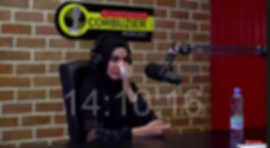 Kartika Putri menangis
