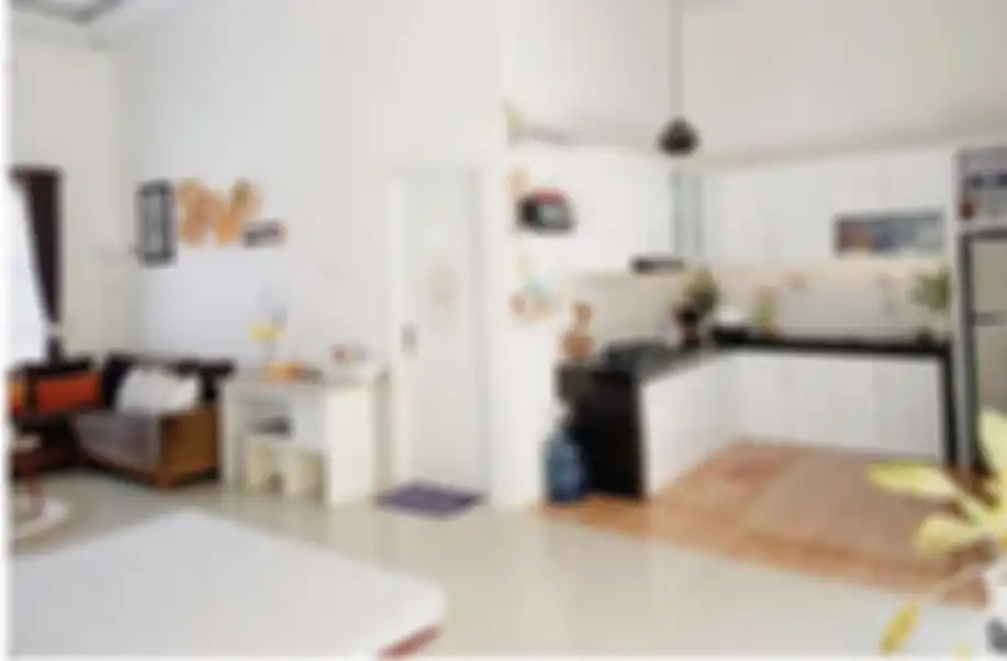 Desain dapur dan ruang tamu menyatu menjadi rahasia Ibu-ibu kompleks malas pulang. Ini 9 foto aesthetic jadi buktinya. 