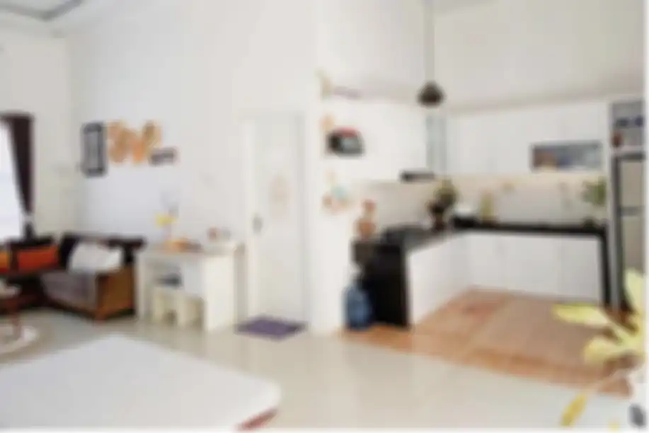 Desain ruang tamu dan dapur tanpa sekat ini jadi solusi jitu di rumah mungil. Aura anti sumpek didapat. Lihat 8 foto contohnya.