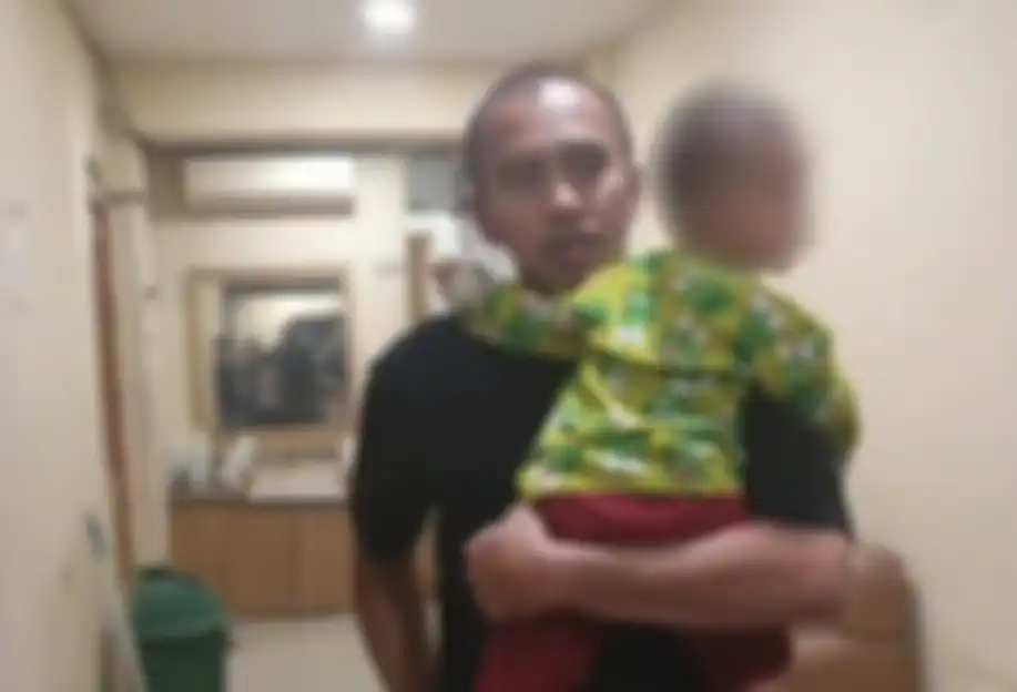 Ayah kandung bayi bos ayam goreng Bekasi sudah lebih dulu meninggal. 