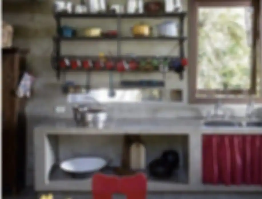 Desain meja dapur cor yang bujetnya lebih murah dari keramik ini jadi siasat jitu suasana tempat masak tetap bisa artsy. Ini 9 foto buktinya.