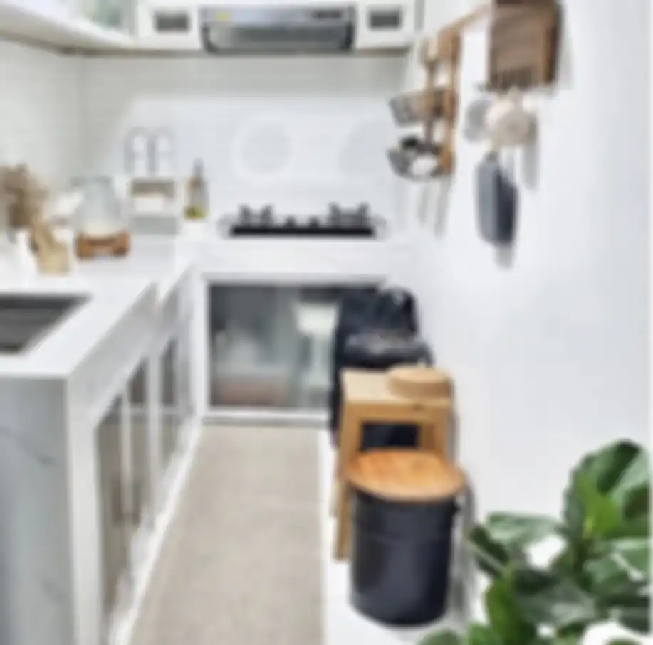 Desain dapur kecil cantik nan elegan ini menjadi alasan Ibu-ibu arisan makin senang main ke rumah. Ini 7 foto esteiknya. 
