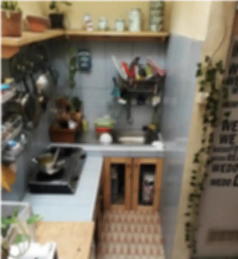 Desain dapur sempit aesthetic ini bikin istri tambah kreatif mengolah masakan. Biarpun kecil tapi fungsional. Intip 7 foto hasilnya.