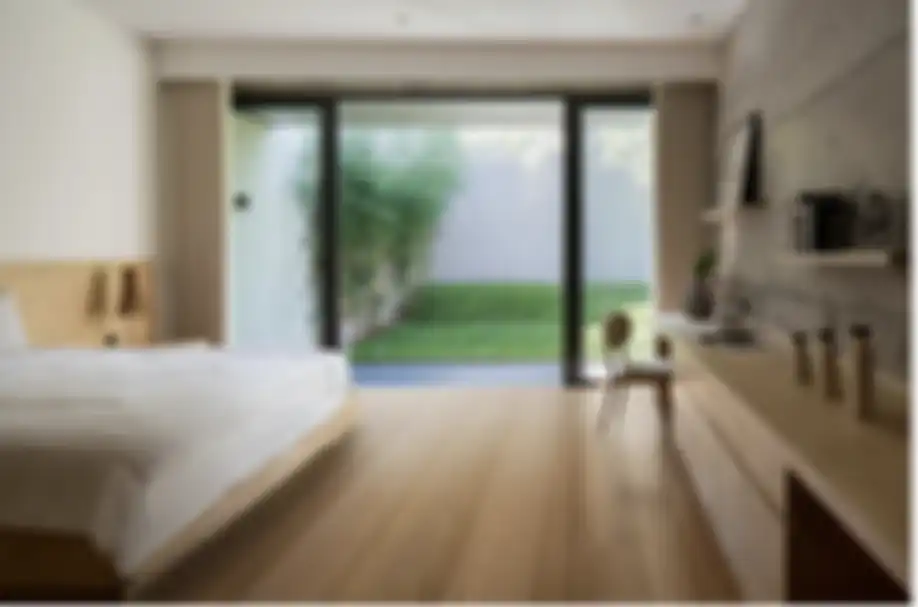Desain kamar tidur menghadap taman ini memancarkan aura segar nan adem. Baru lihat 7 foto inspirasinya suami jadi malas kerja.
