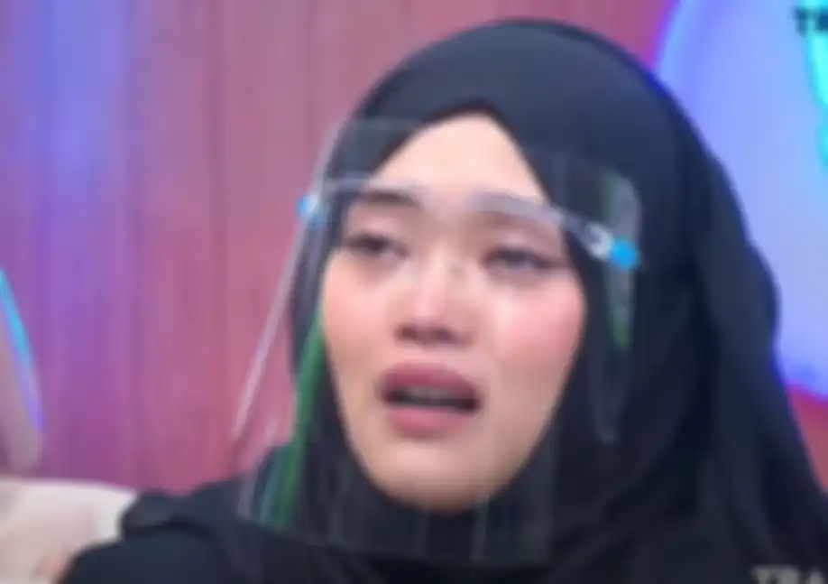 Putri Delina menangis sendu saat memberikan pesan untuk adik tirinya, Bintang 