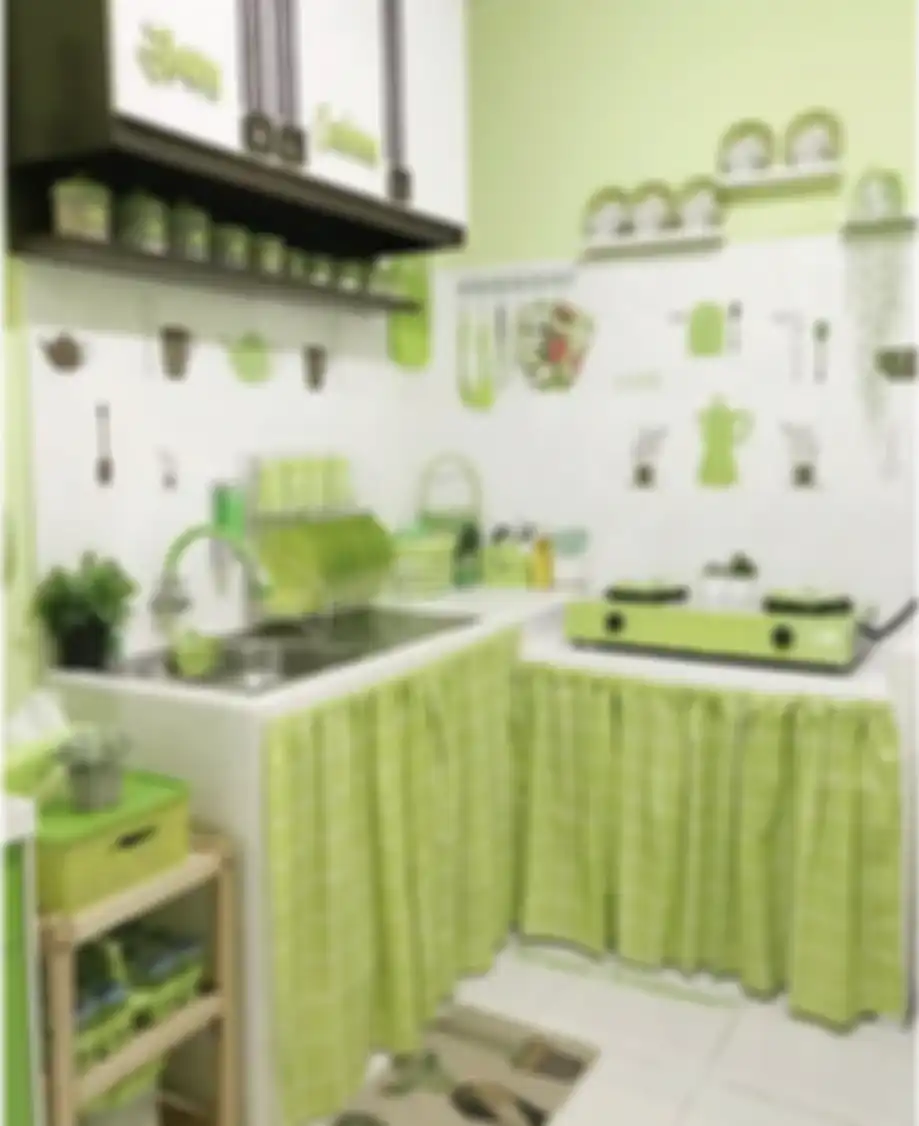 Terlanjur cari-cari foto inspirasi, ternyata desain kolong dapur mungil tampak kian cantik cuma modal gorden dibuat begini. 