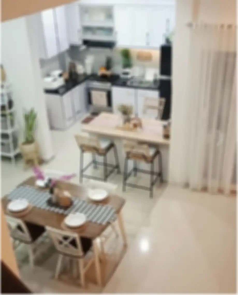 Desain ruang tamu dan dapur tanpa sekat ini jadi solusi jitu di rumah mungil. Aura anti sumpek didapat. Lihat 8 foto contohnya.