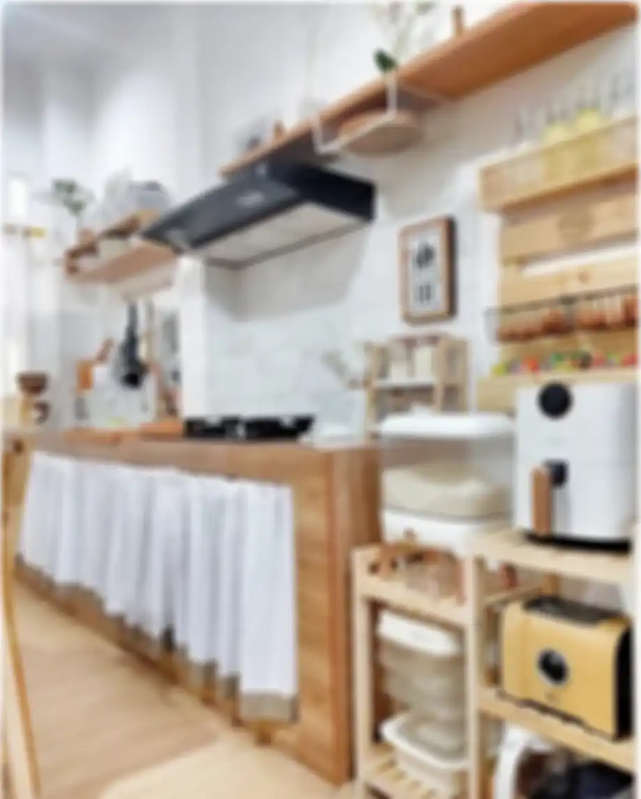 Terlanjur cari-cari foto inspirasi, ternyata desain kolong dapur mungil tampak kian cantik cuma modal gorden dibuat begini. 