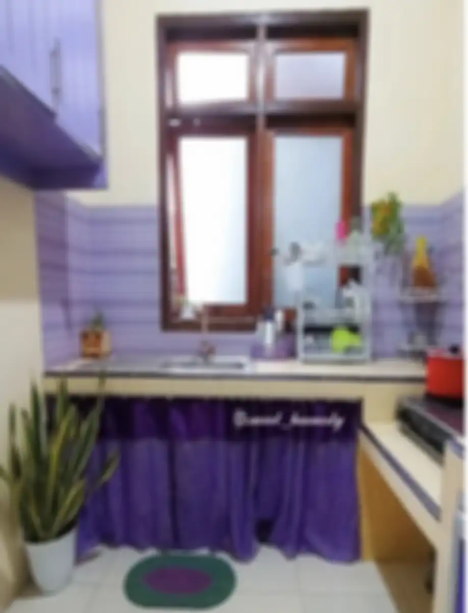 Bosan dengan pilihan warna putih? Coba saja pakai warna ini buat desain dapur kecil di rumah mungil. 8 foto hasilnya dijamin gak norak!