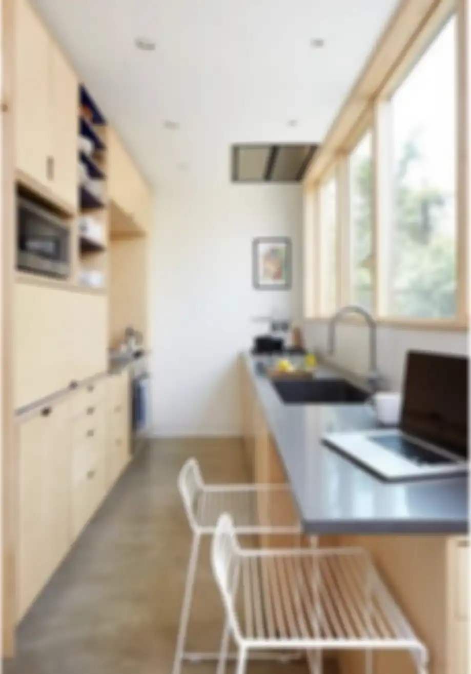 Desain dapur sempit jadi sorotan tetanga yang datangi rumah mungil. Sudah pasti nggak butuh lahan luas. Intip yuk 7 foto aplikasinya.