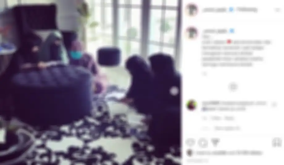 Ruang santai di rumah Ummi Pipik