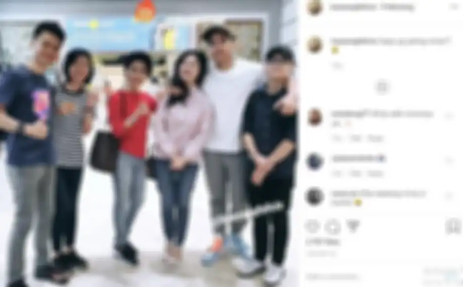 Ibunda Felicia kerap tenteng tas branded
