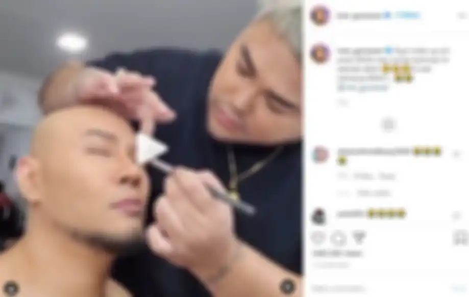Ivan Gunawan sedang merias wajah Deddy Corbuzier